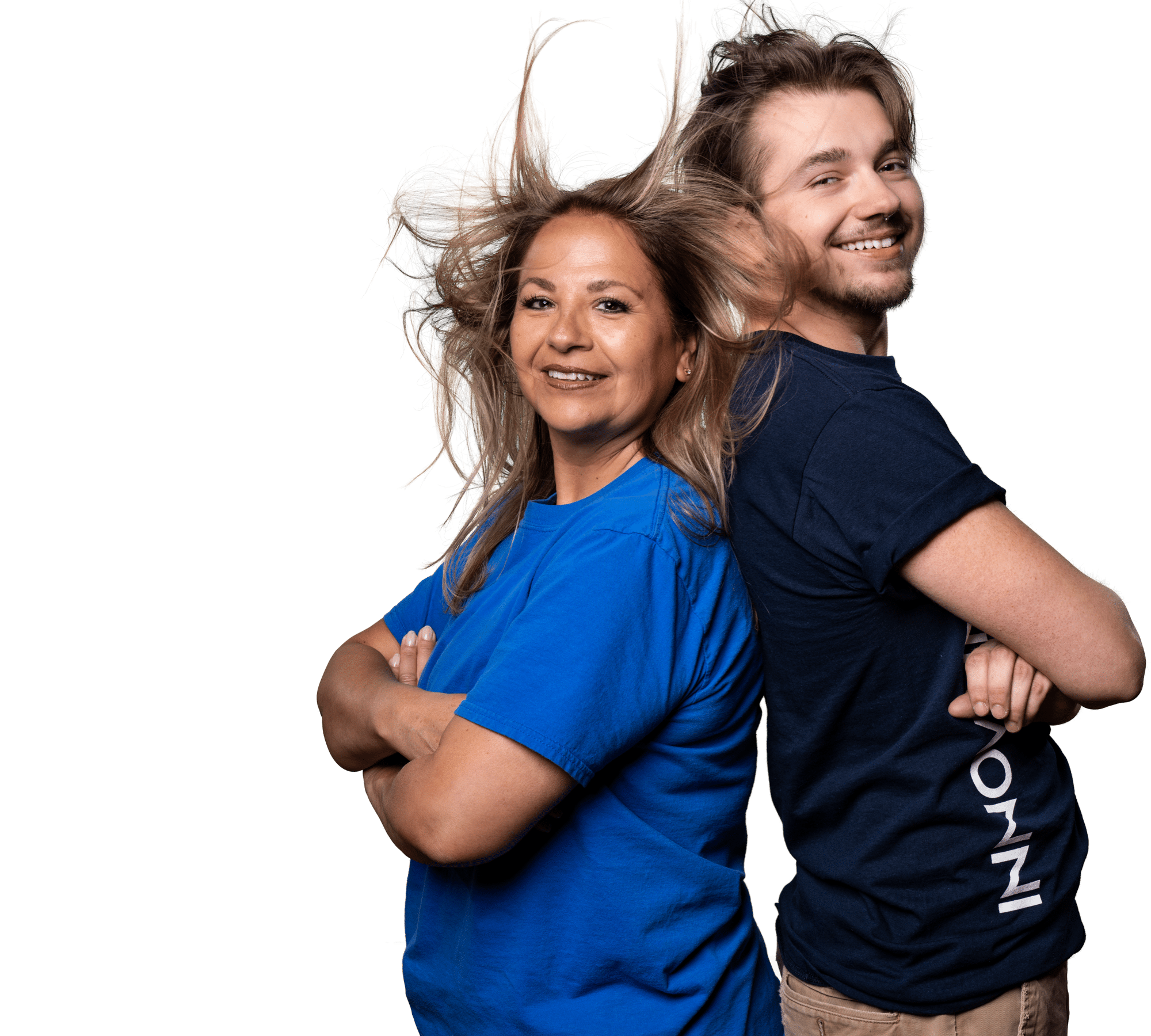 Deux employés d'Innovair Solutions dos à dos, bras croisés, les cheveux soulevés par un souffle d'air