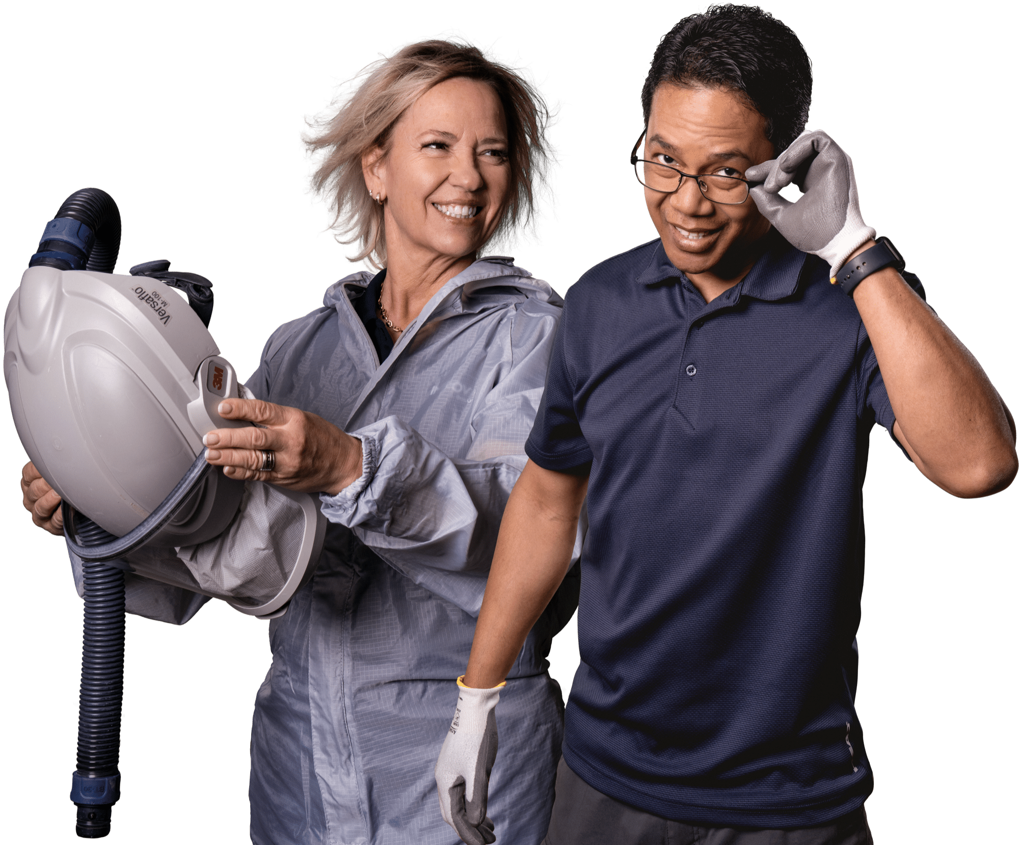 Employée d'Innovair Solutions tenant un casque de protection respiratoire aux côtés d'un collègue en gants de travail